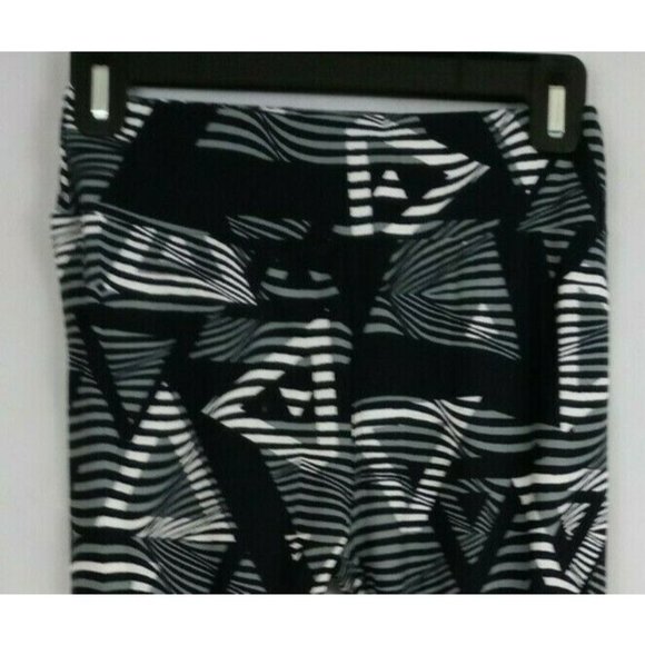 New LuLaRoe One Size Leggings Black & White With Geometric Triangles Design - Picture 4 of 6
